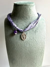 Bracciale in stoffa sari con Madonna Miracolosa ed ametista