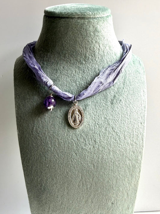 Bracciale in stoffa sari con Madonna Miracolosa ed ametista