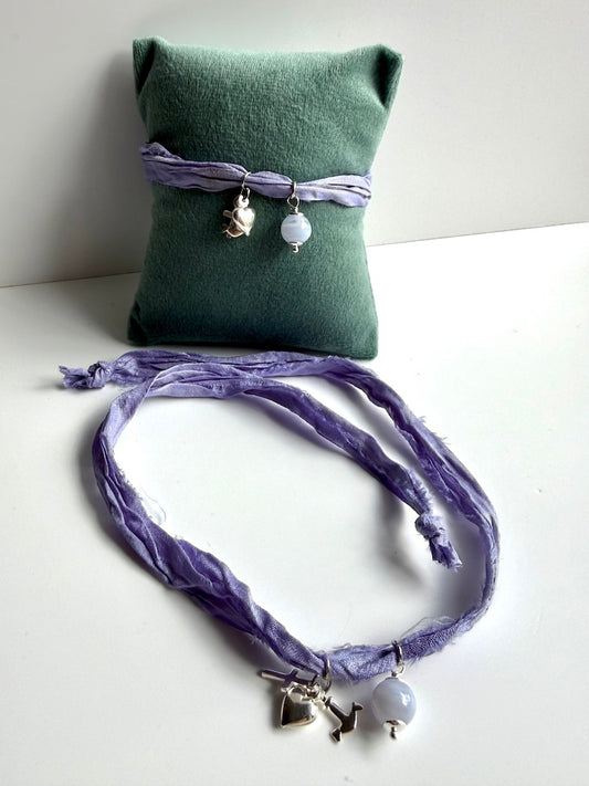 Bracciale in stoffa sari con ciondolo Fede Speranza e Carità e agata blu