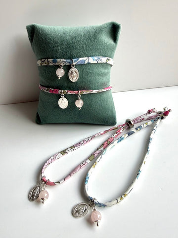 Bracciale in stoffa liberty con Madonna Miracolosa e pietra naturale