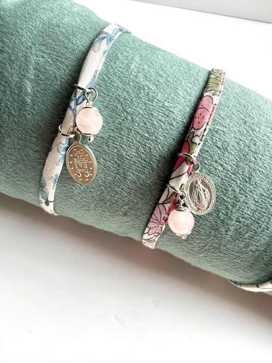 Bracciale in stoffa liberty con Madonna Miracolosa e pietra naturale