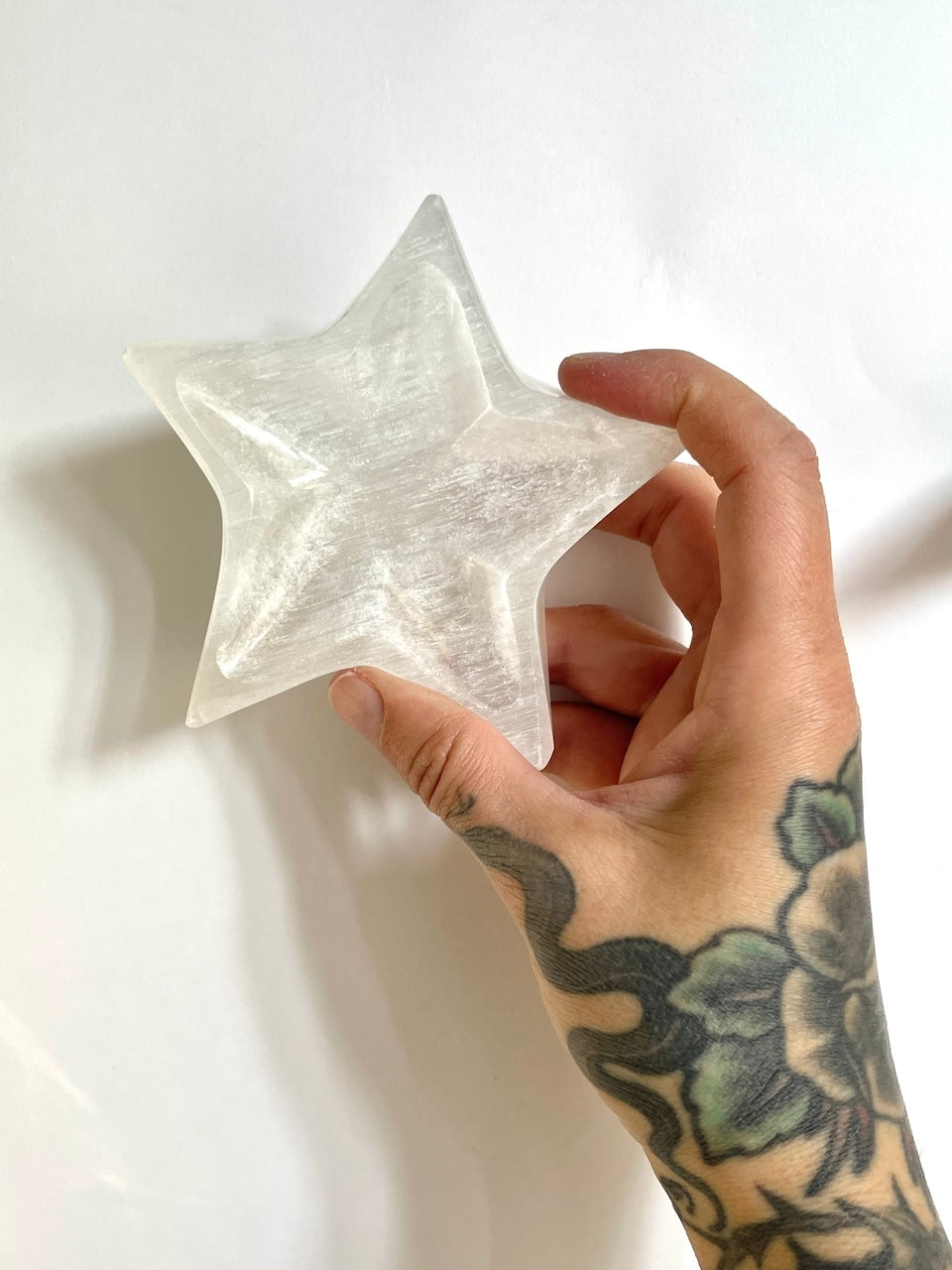 NKlaus Ciotola in selenite 10 x 7 x 2 cm – Ciotola di energia lucida fatta a mano per la pulizia e la ricarica di gioielli e pietre preziose, ideale per la