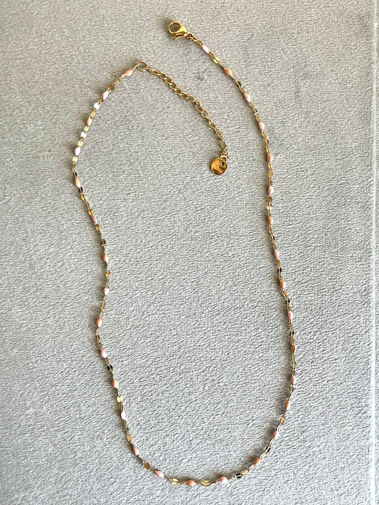 Catenina in acciaio dorato con maglia smaltata rosa