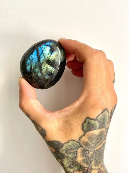 Labradorite  burattata e grezza -Fascino - Magnetismo - Favorisce la sensibilità e il sonno