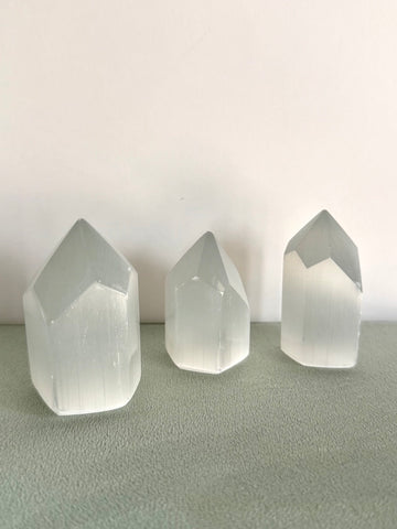 Obelisco irregolare in Selenite - Collega con le Energie Cosmiche più sottili