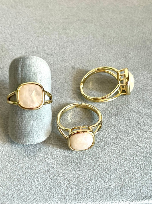 Anello con Labradorite bianca taglio cabochon - Favorisce la sensibilità - Aumenta il fascino e il magnetismo