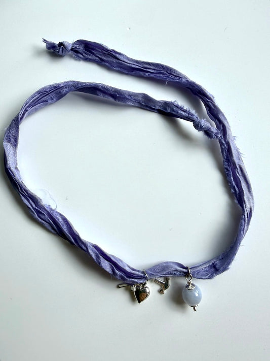 Bracciale in stoffa sari con ciondolo Fede Speranza e Carità e agata blu