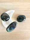 Labradorite  burattata e grezza -Fascino - Magnetismo - Favorisce la sensibilità e il sonno