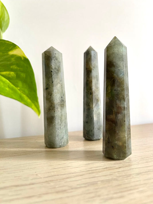 Obelisco in Labradorite - Poliedricità- Fascino - Magnetismo