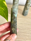 Obelisco in Labradorite - Poliedricità- Fascino - Magnetismo