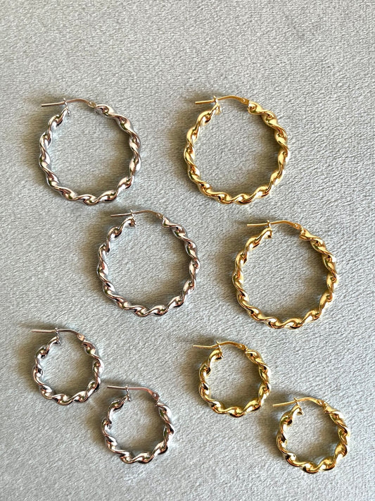 Orecchini a cerchio Twist (più misure disponibili)