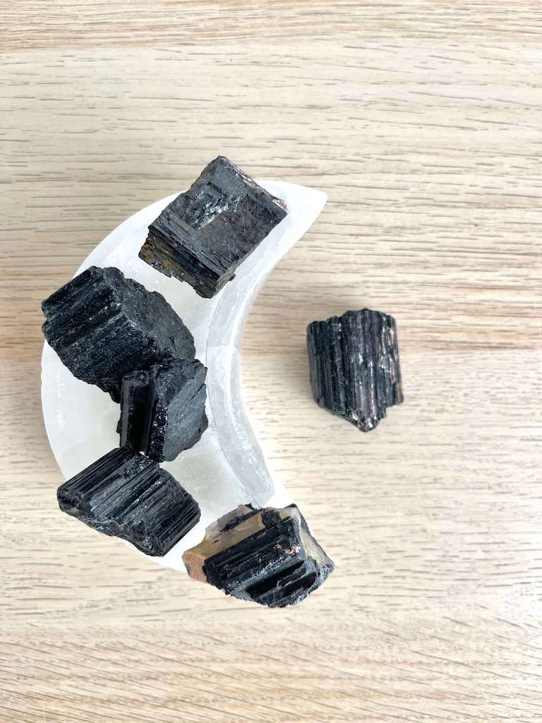 Tormalina nera   Grezza, Burattata e Pietre del sollievo - Protezione energetica - Neutralizza i campi magnetici nocivi